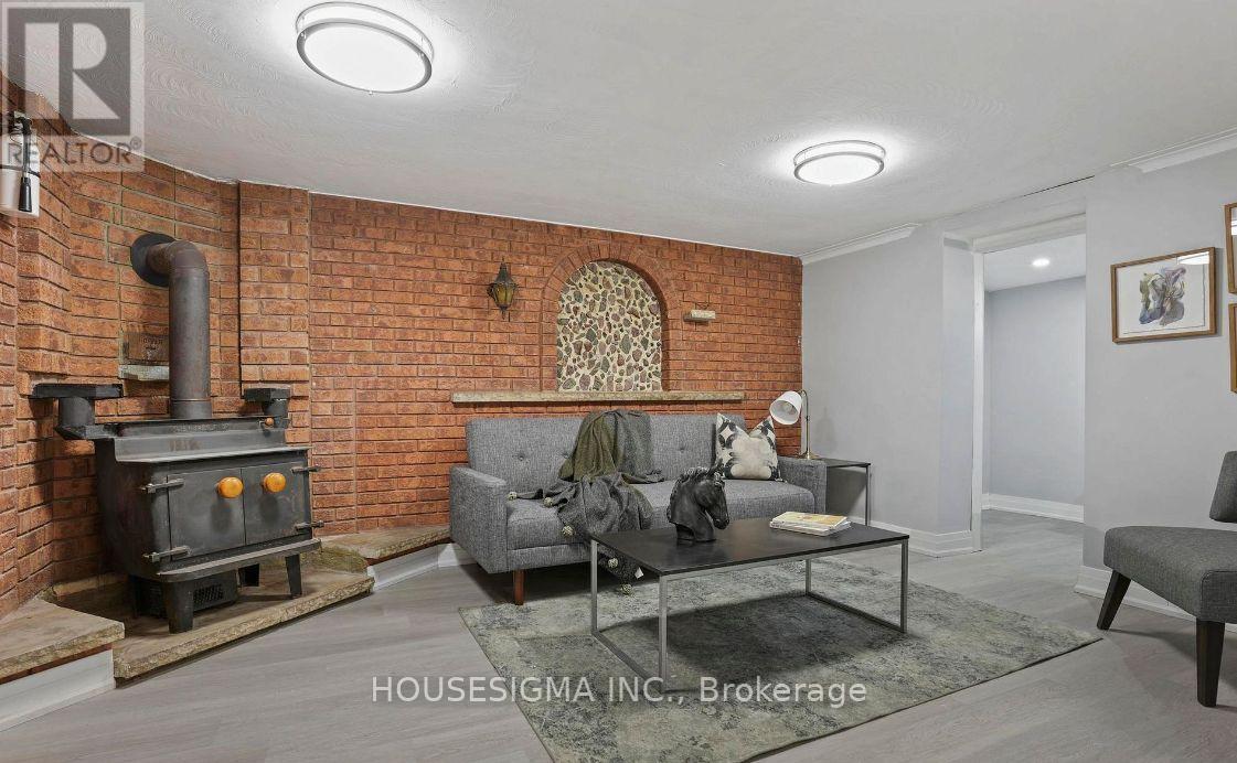 90a Bicknell Avenue, Toronto, Ontario M6M 4G7 - Photo 17 - W12596110