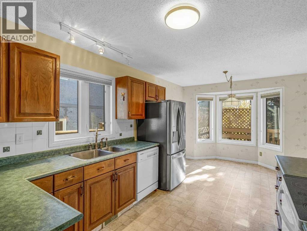 76 Wood Valley Rise Sw, Calgary, Alberta  T2W 5S5 - Photo 9 - A2253607