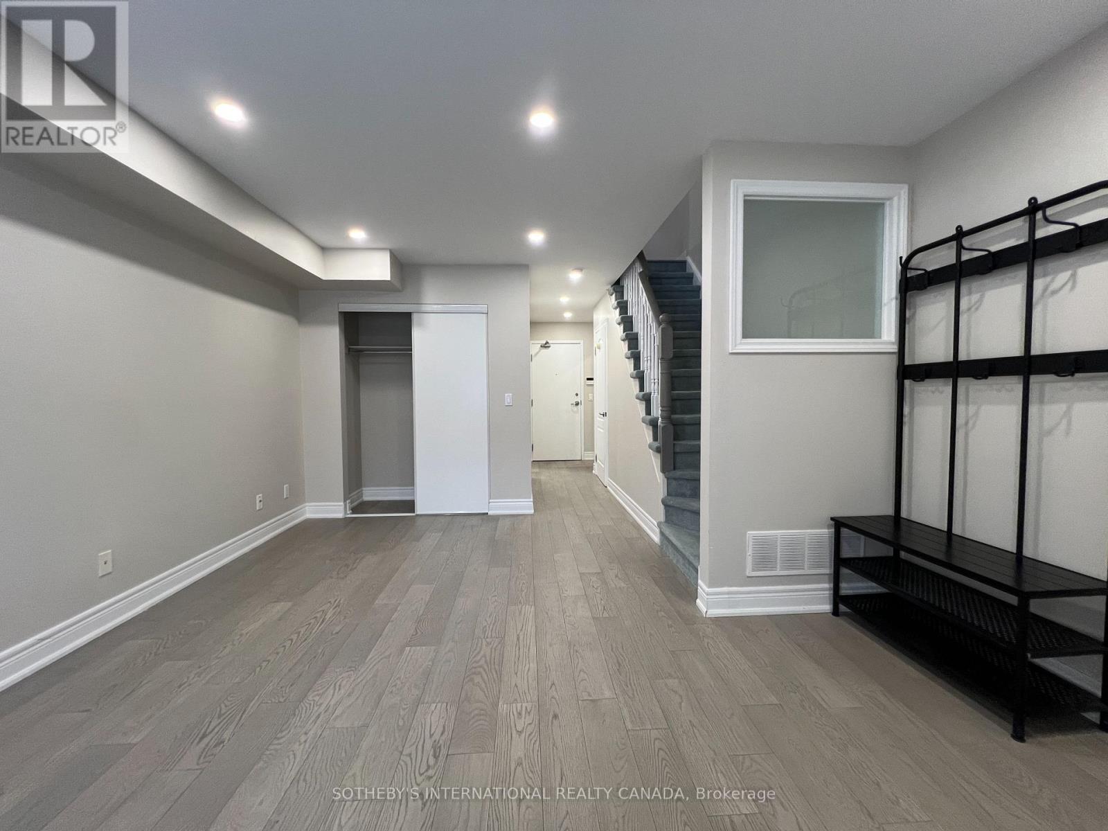 70 Suncrest Boulevard, Markham, Ontario  L3T 7Y1 - Photo 2 - N12596166