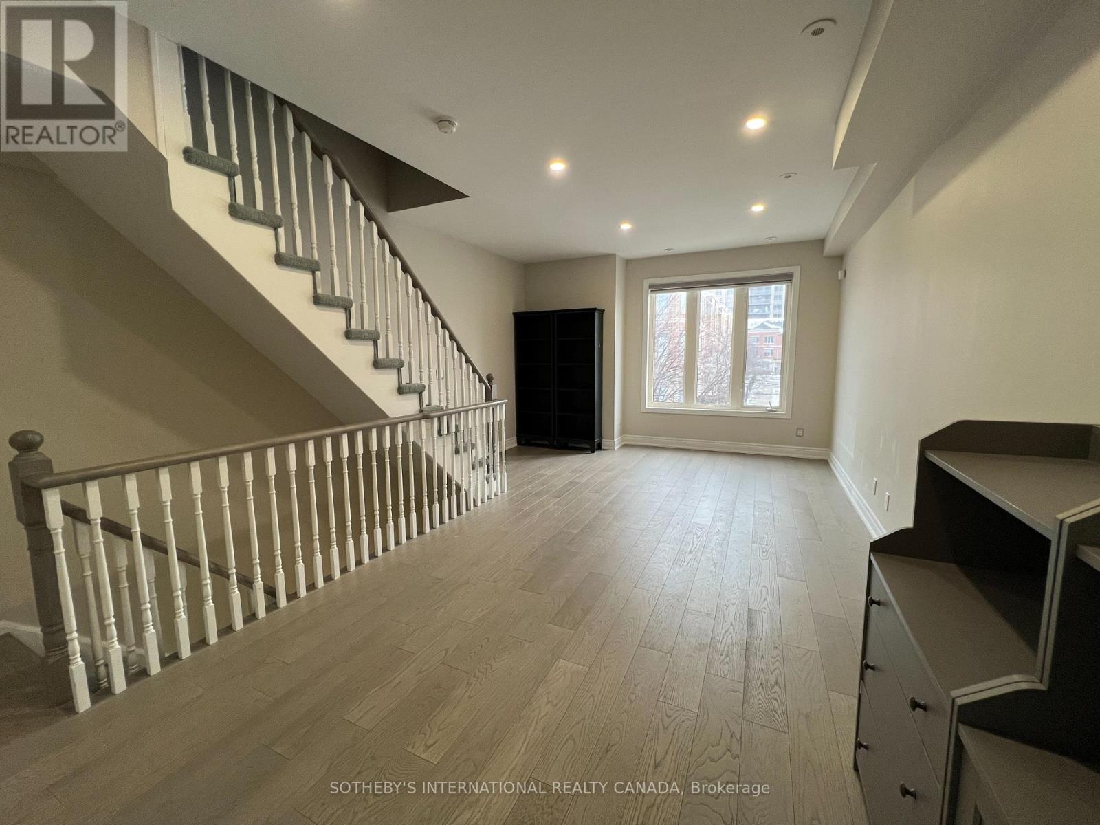 70 Suncrest Boulevard, Markham, Ontario  L3T 7Y1 - Photo 4 - N12596166