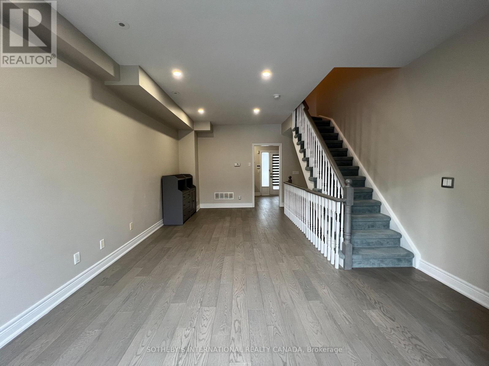 70 Suncrest Boulevard, Markham, Ontario  L3T 7Y1 - Photo 5 - N12596166