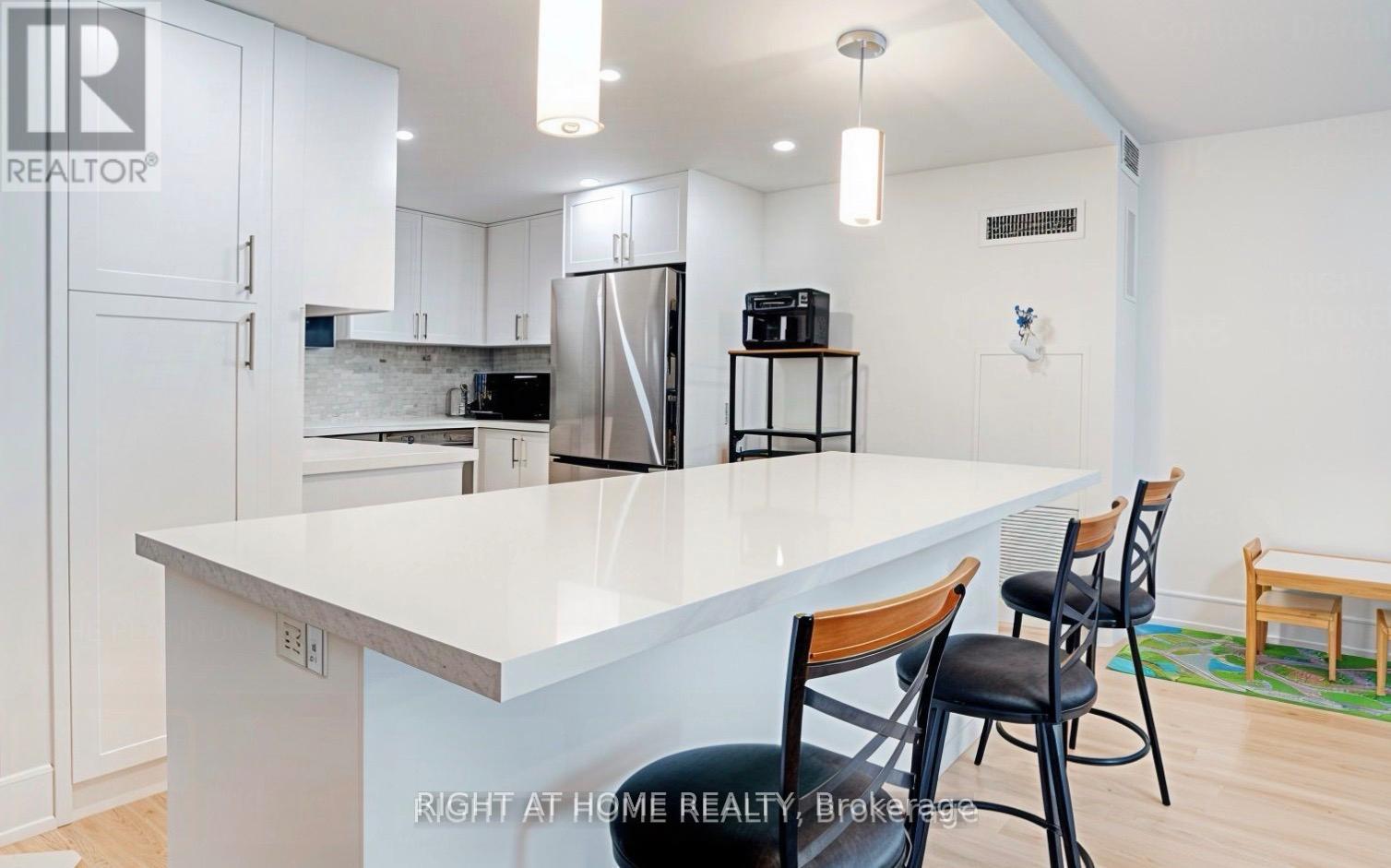 201 - 350 Webb Drive, Mississauga, Ontario  L5B 3W4 - Photo 11 - W12596142