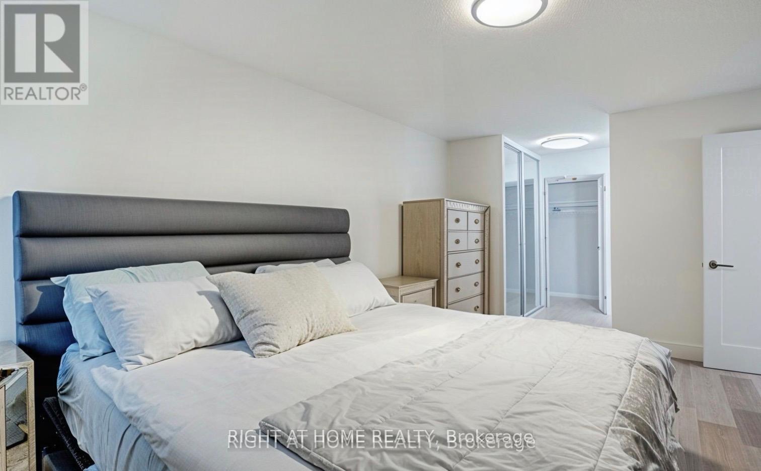 201 - 350 Webb Drive, Mississauga, Ontario  L5B 3W4 - Photo 4 - W12596142