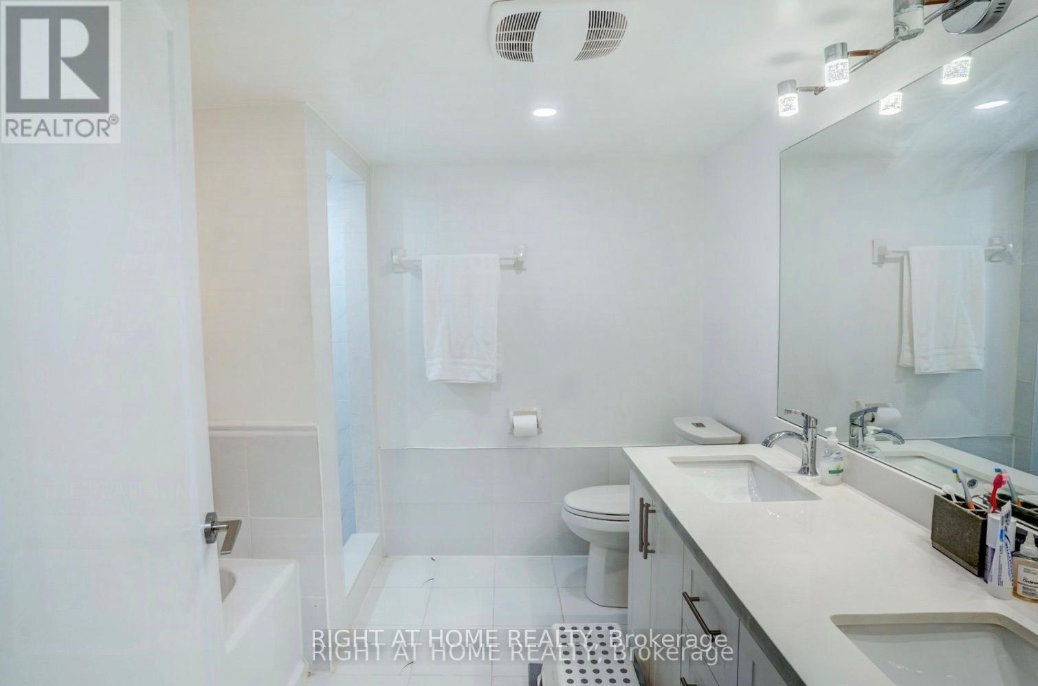 201 - 350 Webb Drive, Mississauga, Ontario  L5B 3W4 - Photo 7 - W12596142