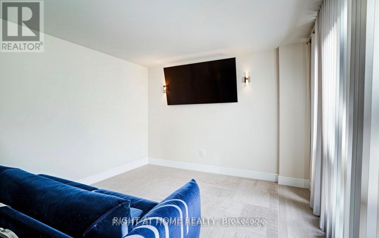 201 - 350 Webb Drive, Mississauga, Ontario  L5B 3W4 - Photo 8 - W12596142