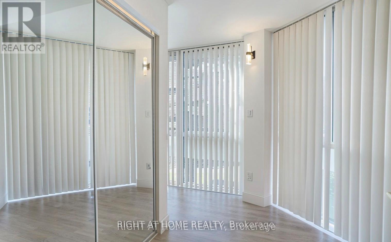 201 - 350 Webb Drive, Mississauga, Ontario  L5B 3W4 - Photo 9 - W12596142