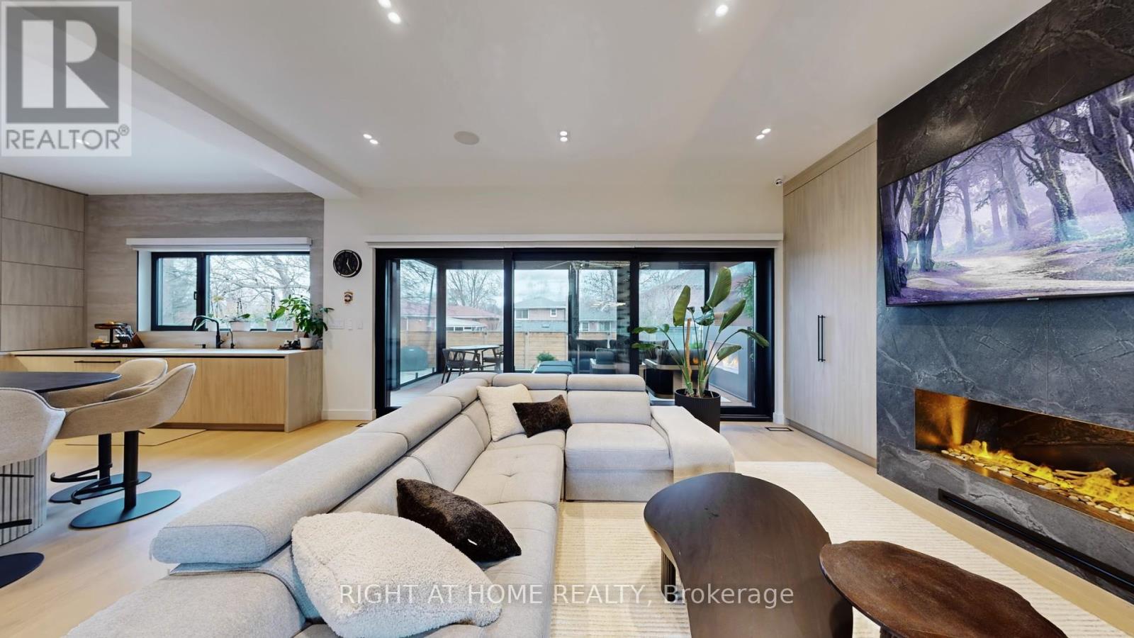 1609 Ogden Avenue, Mississauga, Ontario  L5E 2J2 - Photo 3 - W12596164