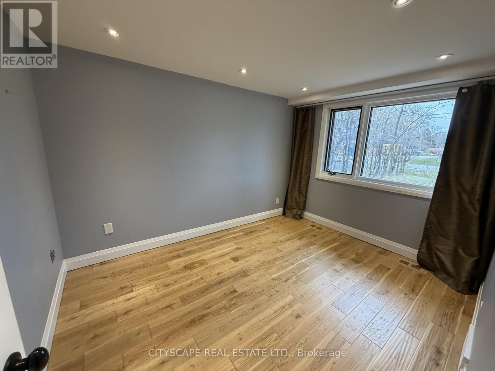 623 Trafford Crescent, Oakville, Ontario  L6L 3T4 - Photo 3 - W12596186