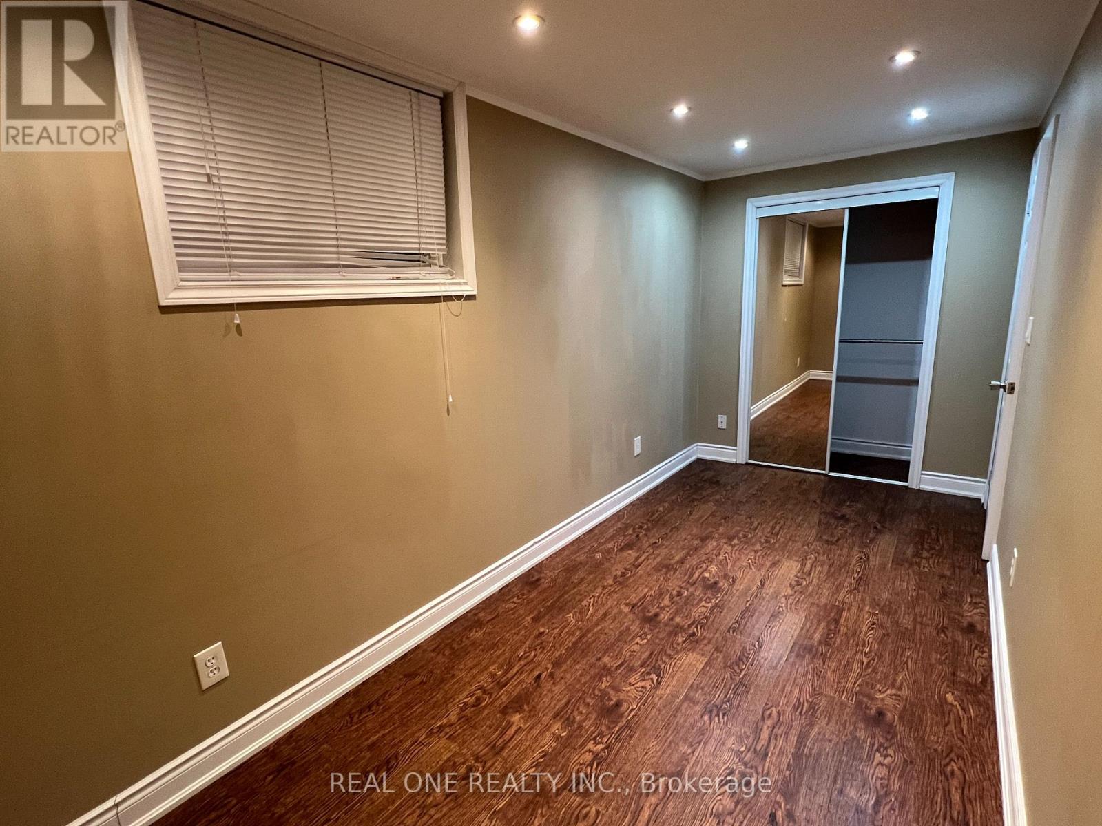 463 Cavell Drive, Mississauga, Ontario L5B 2P1 - Photo 12 - W12482377