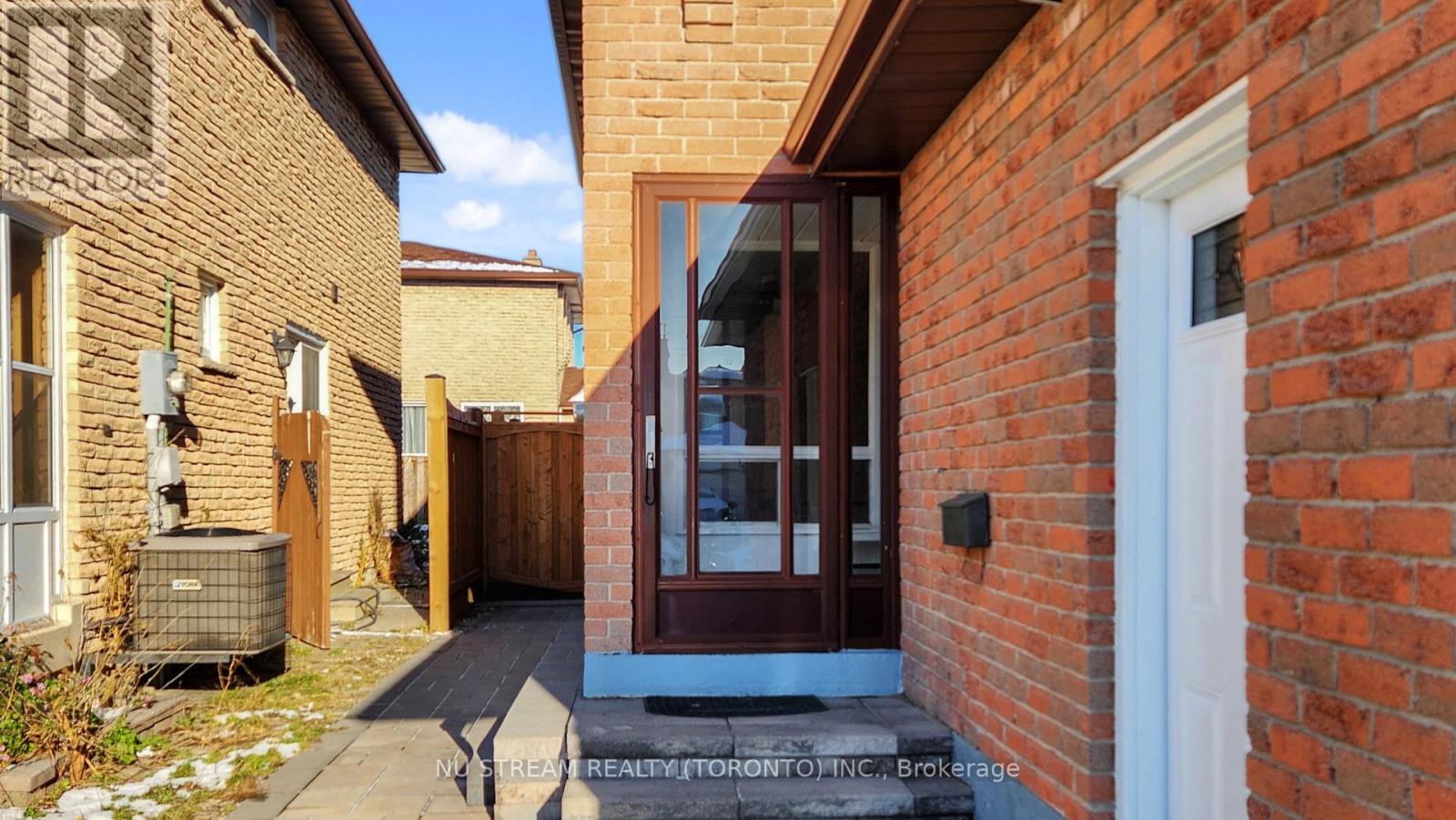 40 Bedale Crescent, Markham, Ontario  L3R 3N7 - Photo 5 - N12596270