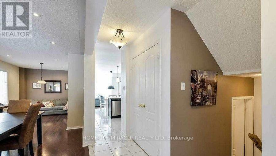 12 Willow Park Drive, Brampton, Ontario  L6R 2M9 - Photo 4 - W12596262