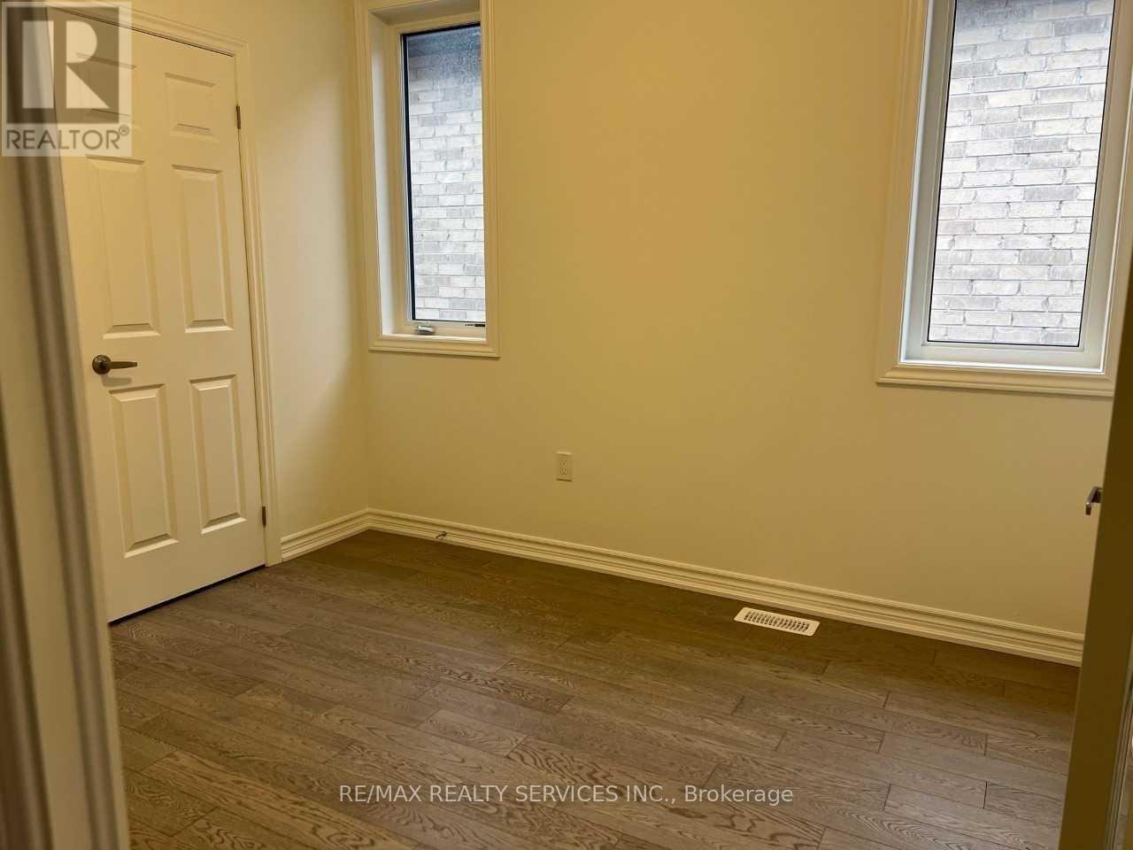 40 Spinland Street, Caledon, Ontario  L7C 4K4 - Photo 14 - W12596306