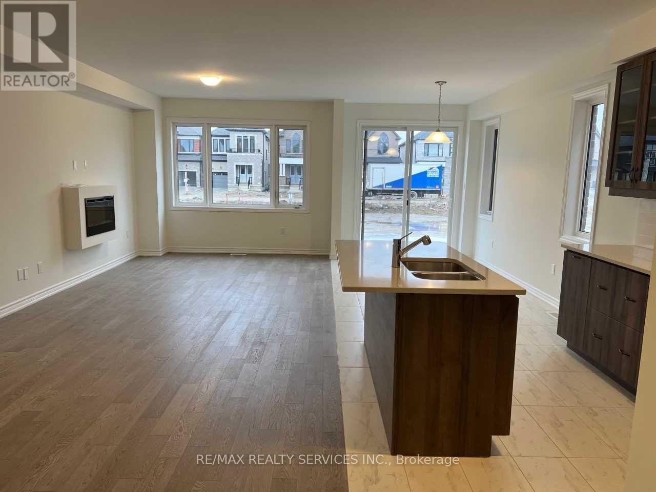 40 Spinland Street, Caledon, Ontario  L7C 4K4 - Photo 4 - W12596306