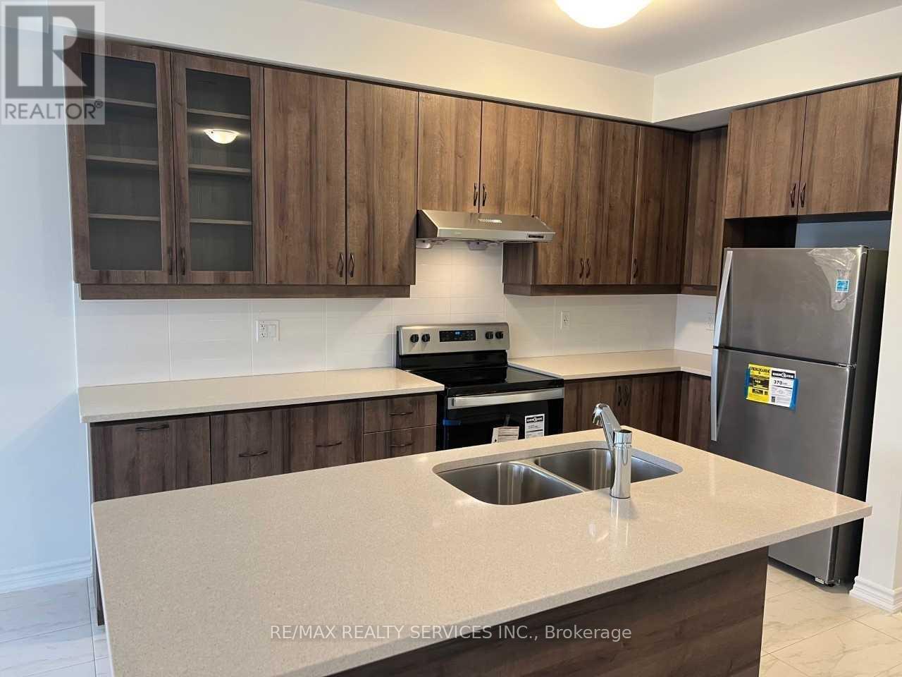 40 Spinland Street, Caledon, Ontario  L7C 4K4 - Photo 5 - W12596306