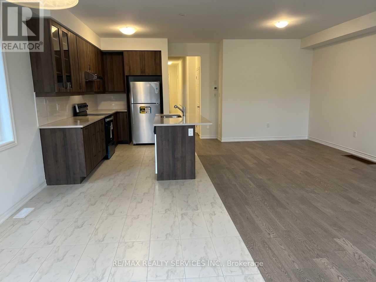 40 Spinland Street, Caledon, Ontario  L7C 4K4 - Photo 7 - W12596306