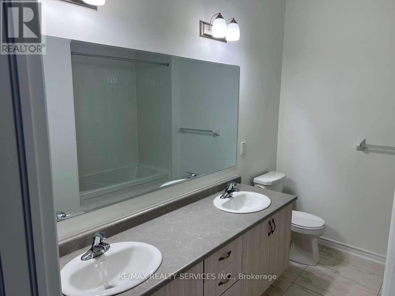 40 Spinland Street, Caledon, Ontario  L7C 4K4 - Photo 8 - W12596306