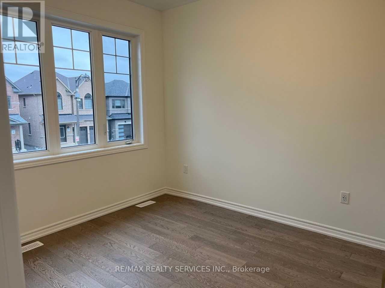 40 Spinland Street, Caledon, Ontario  L7C 4K4 - Photo 9 - W12596306