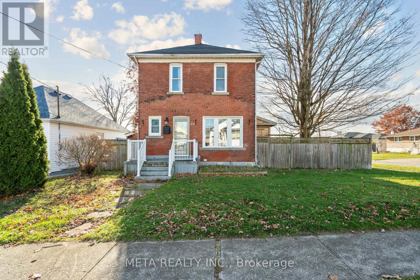 29 Ann Street, Thorold, Ontario  L2V 2J4 - Photo 2 - X12593012