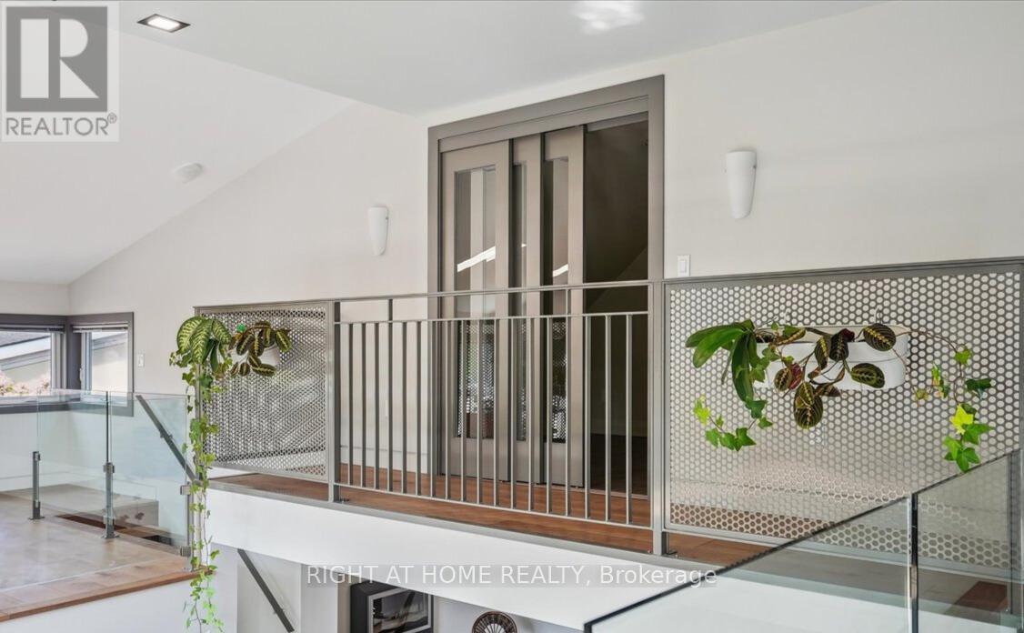 704 Cedar Avenue, Burlington, Ontario  L7T 2R7 - Photo 7 - W12594694