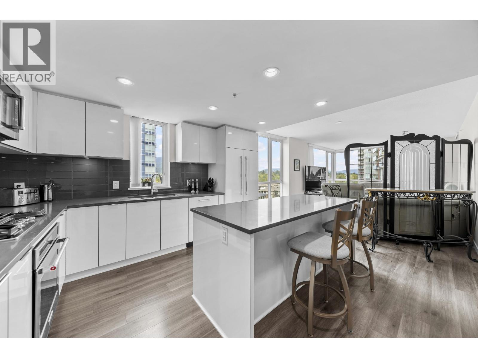 1001 3096 Windsor Gate, Coquitlam, British Columbia  V3B 0P4 - Photo 2 - R3054244