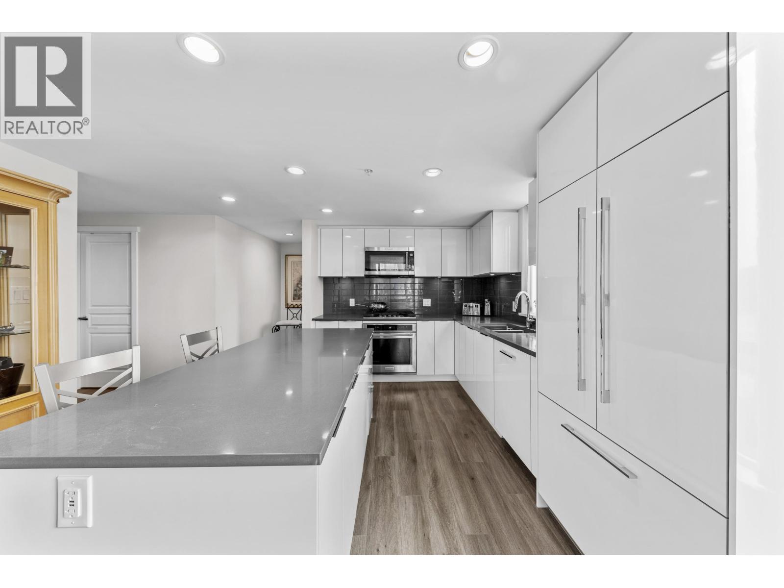 1001 3096 Windsor Gate, Coquitlam, British Columbia  V3B 0P4 - Photo 3 - R3054244