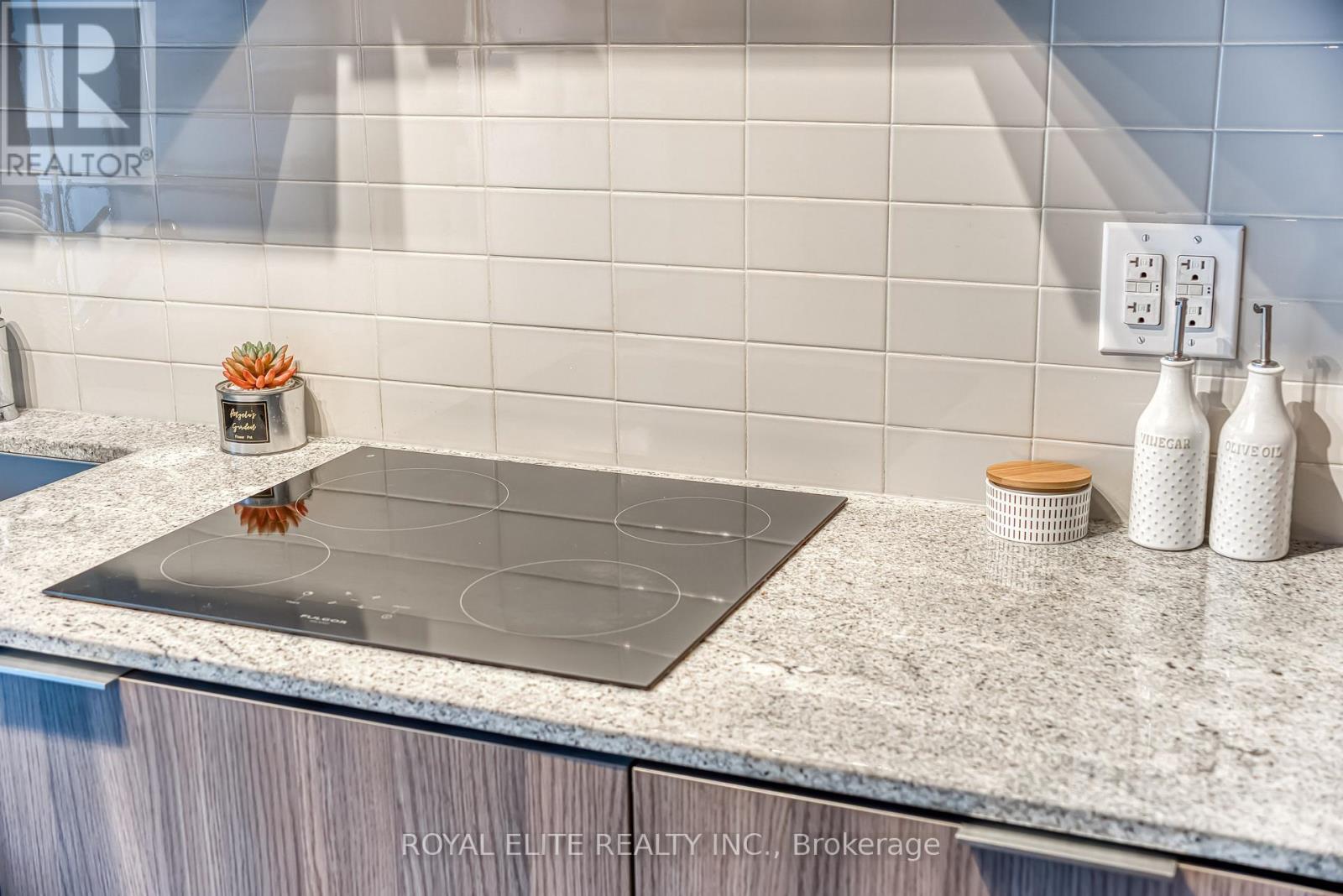 612 - 11 Wellesley Street W, Toronto, Ontario  M4Y 0G4 - Photo 34 - C12596404