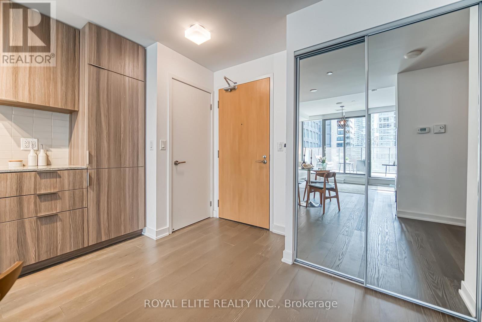 612 - 11 Wellesley Street W, Toronto, Ontario  M4Y 0G4 - Photo 8 - C12596404