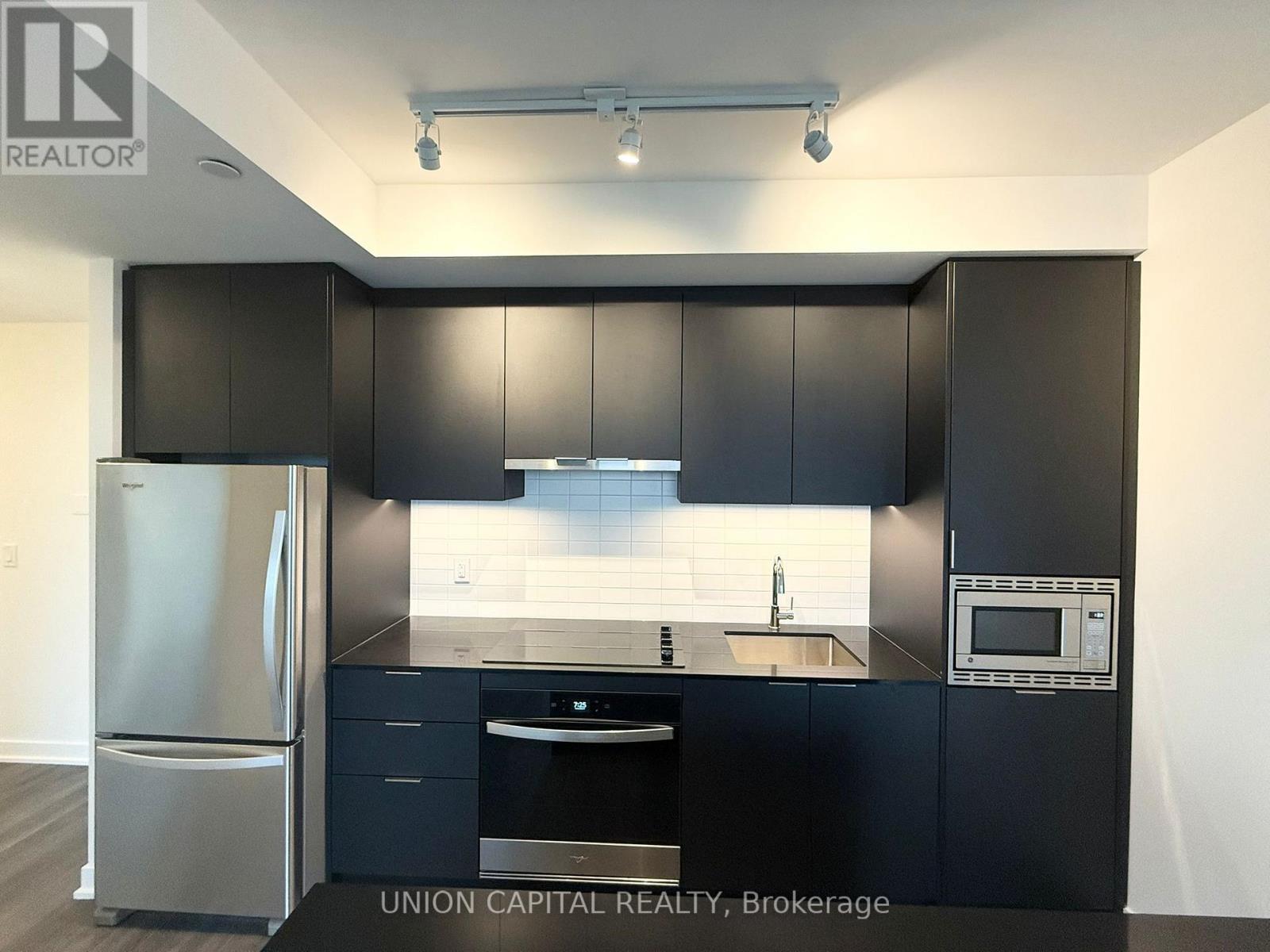 703 - 3071 Trafalgar Road, Oakville, Ontario  L6H 8C6 - Photo 3 - W12513472