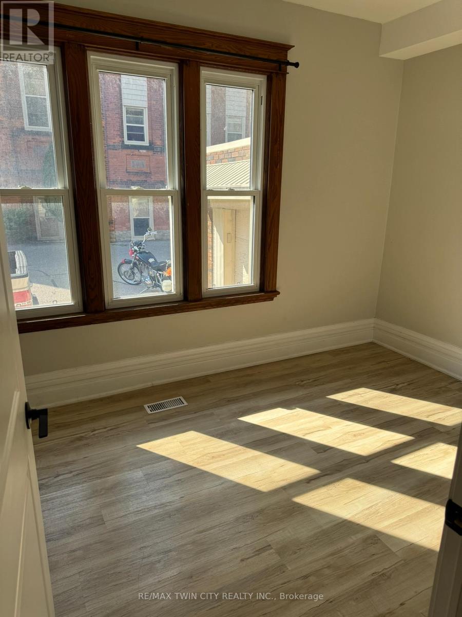 Main - 266 Dalhousie Street, Brantford, Ontario  N3S 3V2 - Photo 6 - X12596398