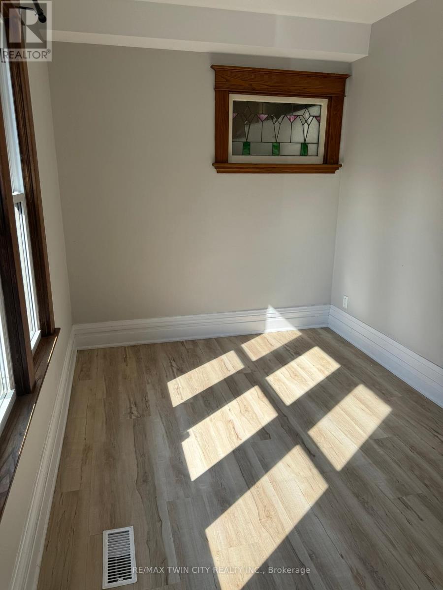 Main - 266 Dalhousie Street, Brantford, Ontario  N3S 3V2 - Photo 7 - X12596398