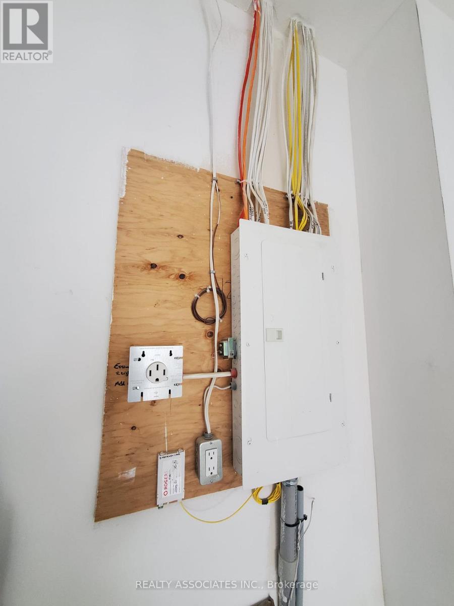 8 Matawin Lane, Richmond Hill, Ontario  L4B 0H8 - Photo 7 - N12580612