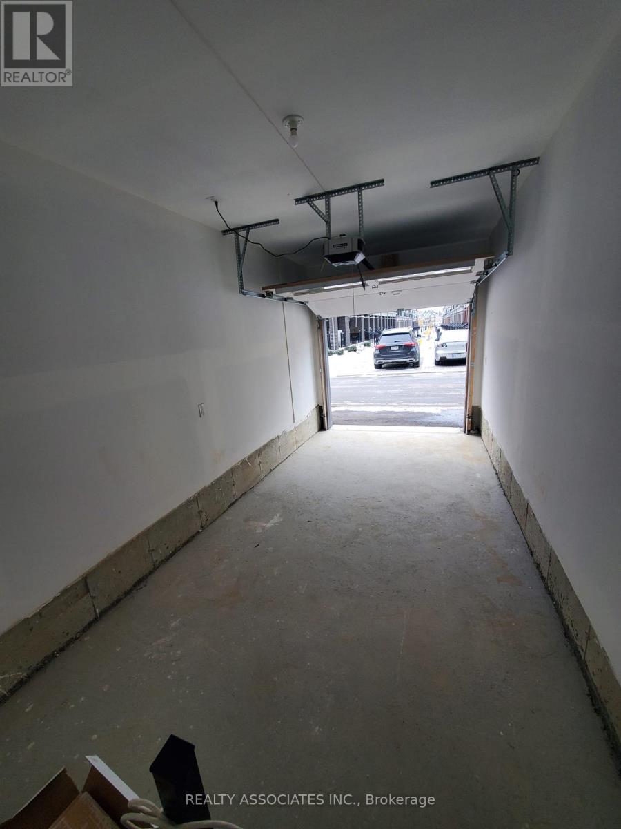 8 Matawin Lane, Richmond Hill, Ontario  L4B 0H8 - Photo 5 - N12580612