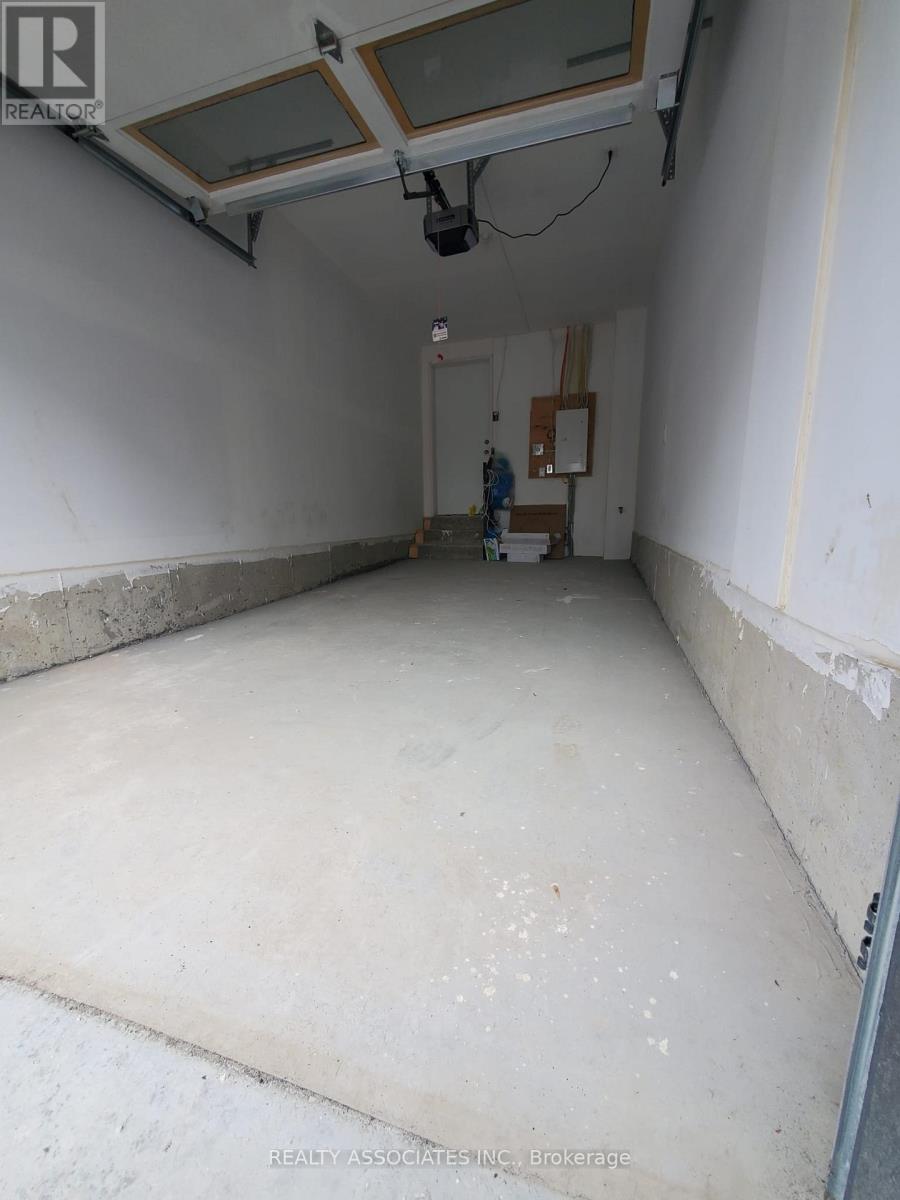 8 Matawin Lane, Richmond Hill, Ontario  L4B 0H8 - Photo 6 - N12580612