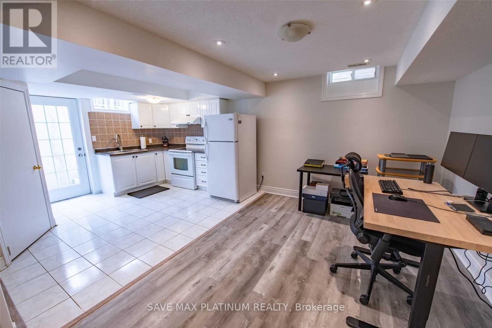 7 Yvonne Drive, Brampton, Ontario  L7A 3N6 - Photo 4 - W12596452