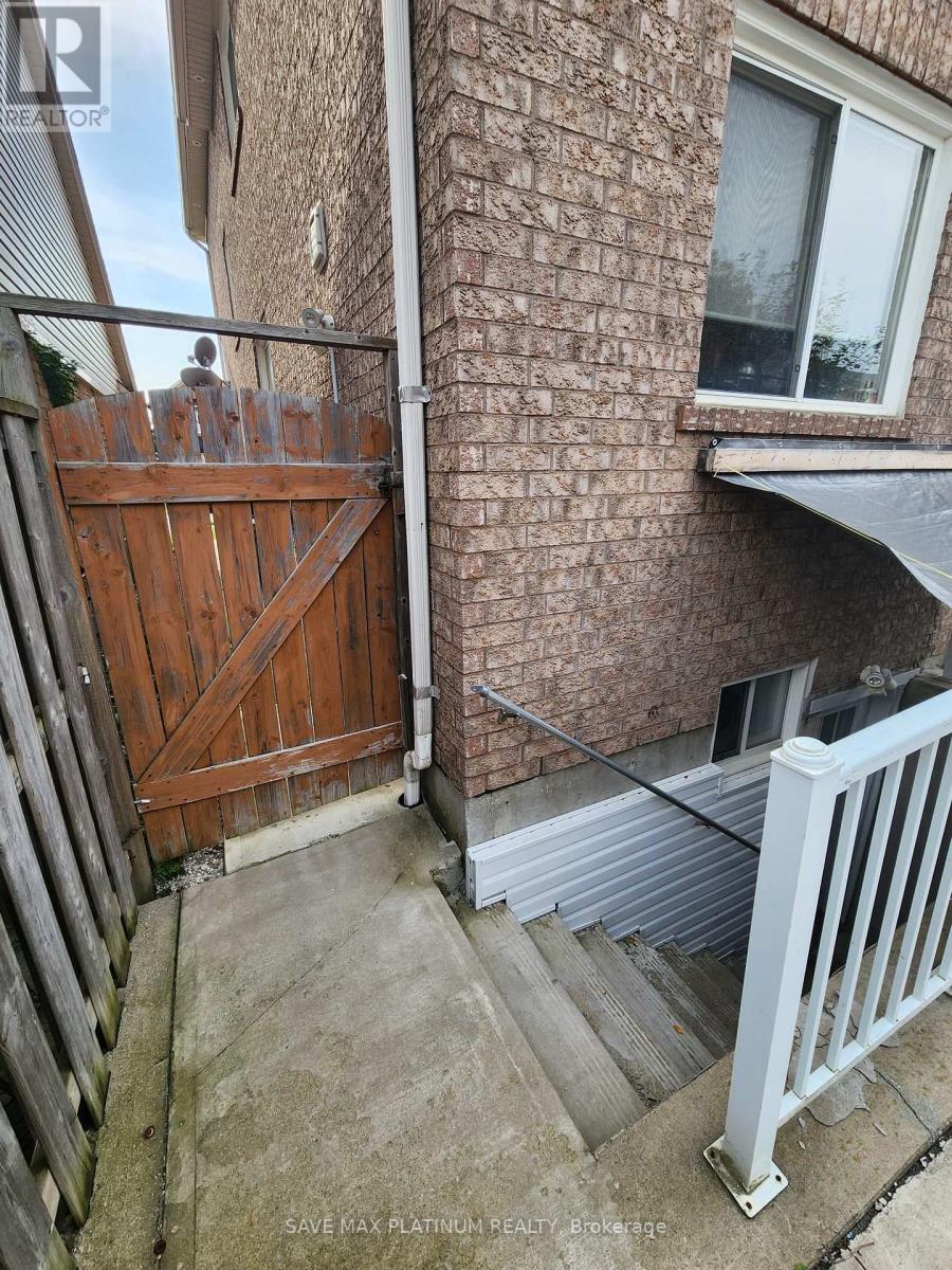 7 Yvonne Drive, Brampton, Ontario  L7A 3N6 - Photo 9 - W12596452