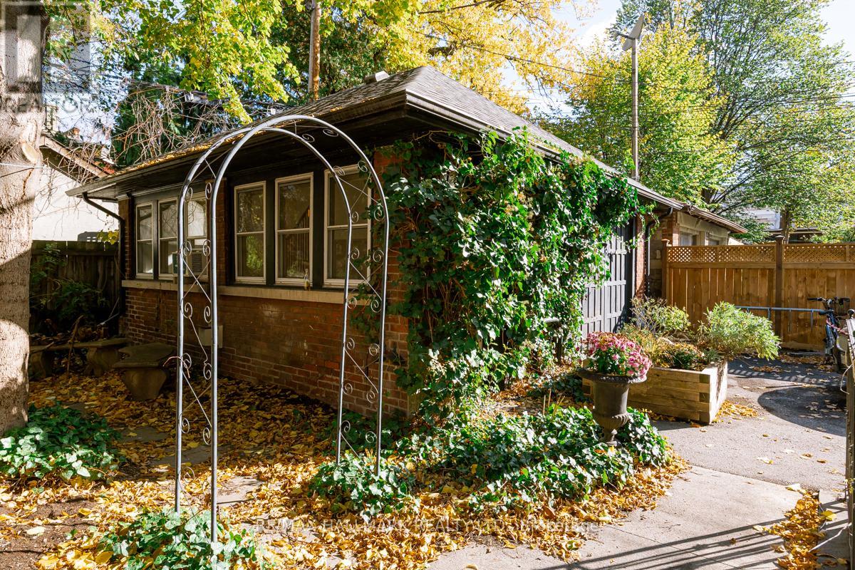 Coach House - 321 Palmerston Boulevard, Toronto, Ontario  M6G 2N5 - Photo 2 - C12596482