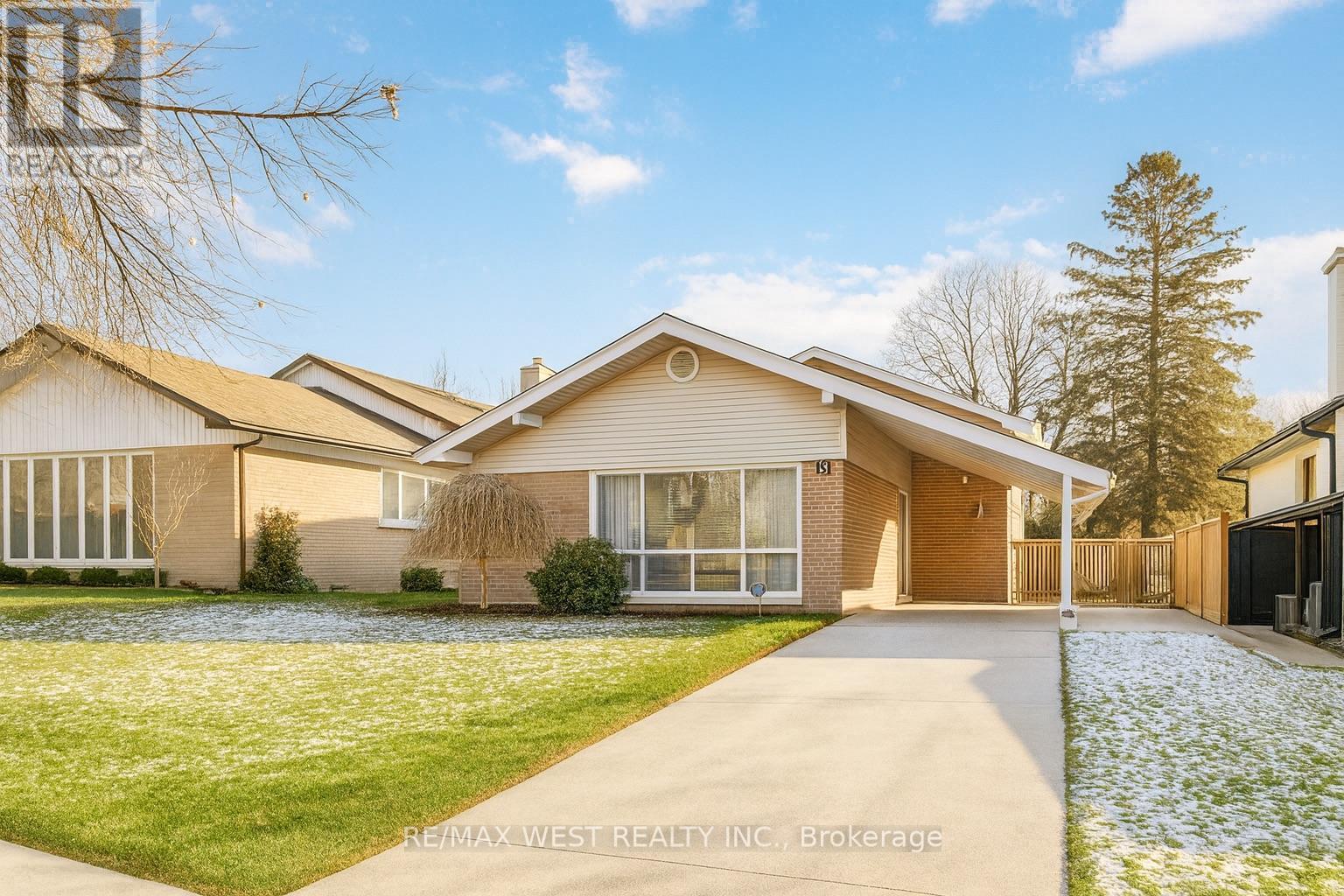 5 HENLEY CRESCENT, Toronto, Ontario