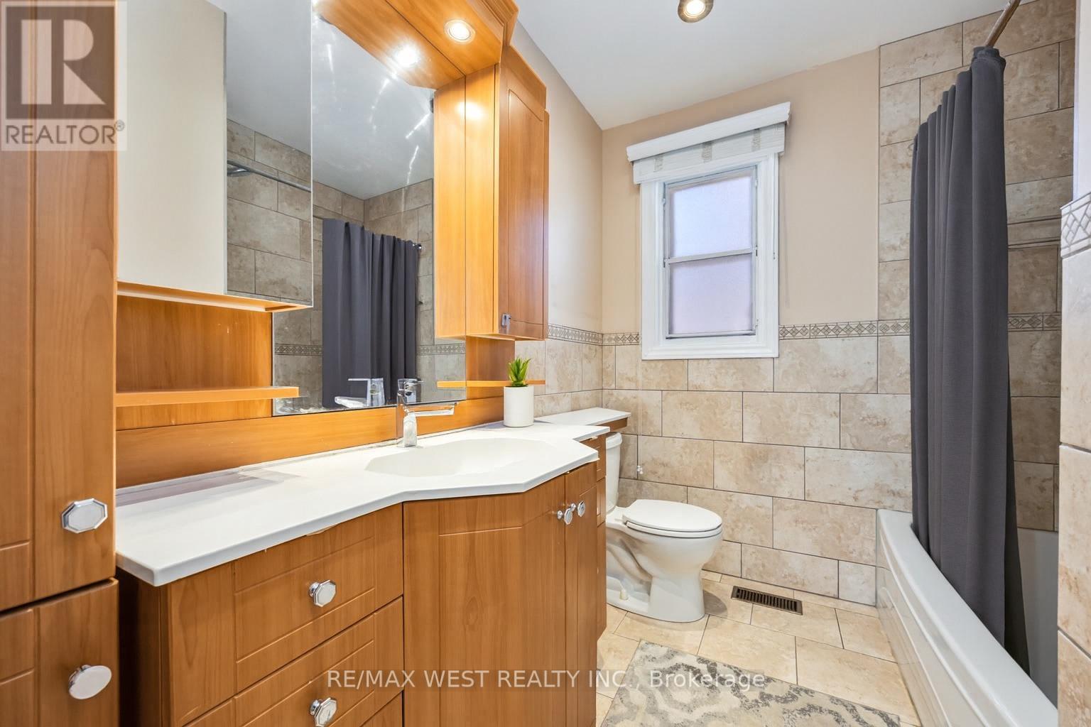 5 Henley Crescent, Toronto, Ontario  M9W 2W8 - Photo 11 - W12596472