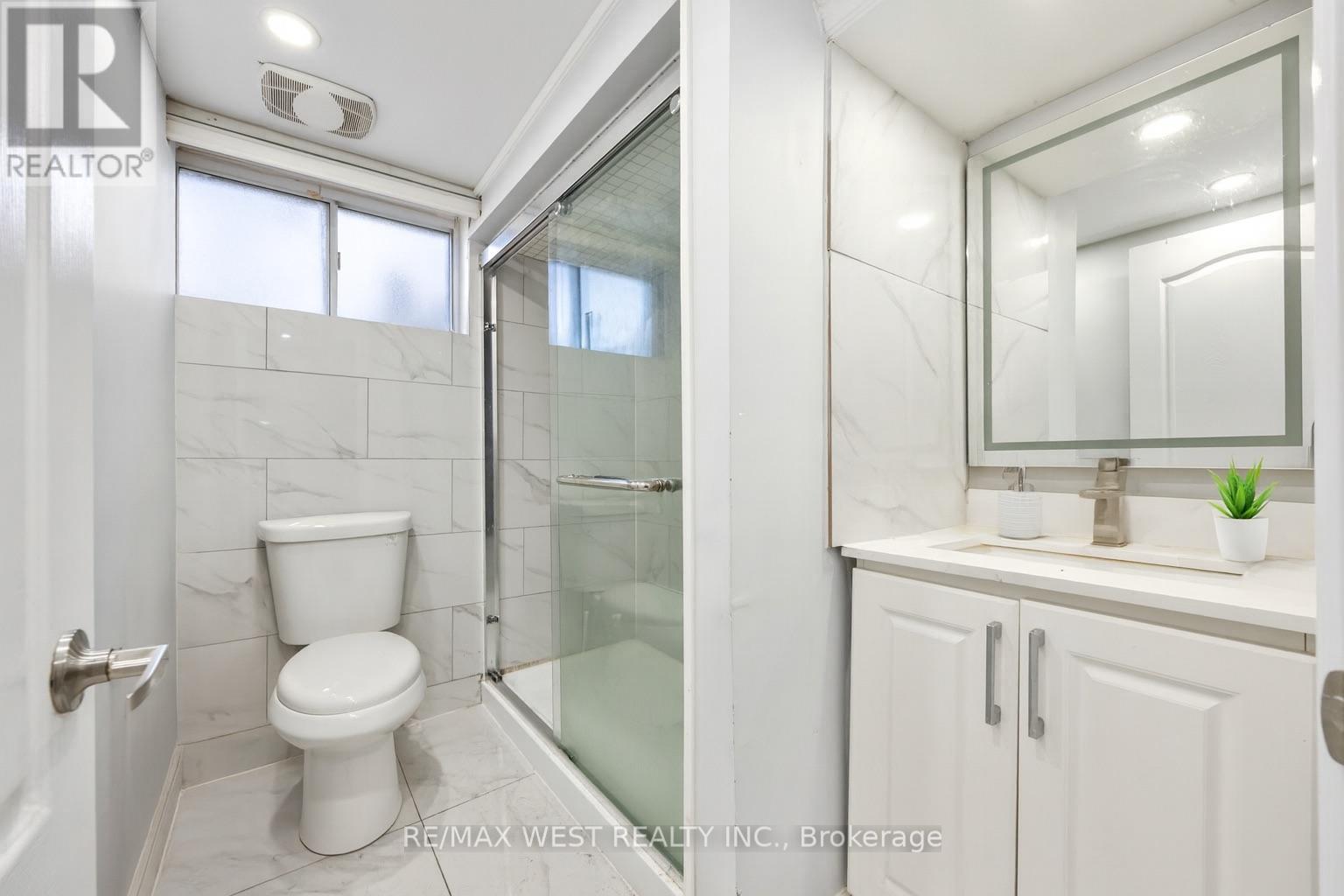 5 Henley Crescent, Toronto, Ontario  M9W 2W8 - Photo 15 - W12596472