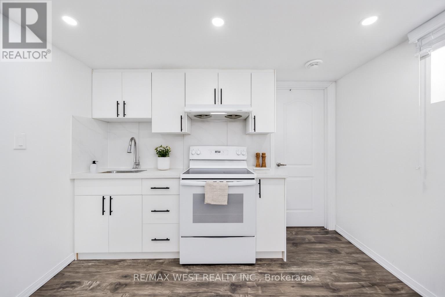 5 Henley Crescent, Toronto, Ontario  M9W 2W8 - Photo 17 - W12596472