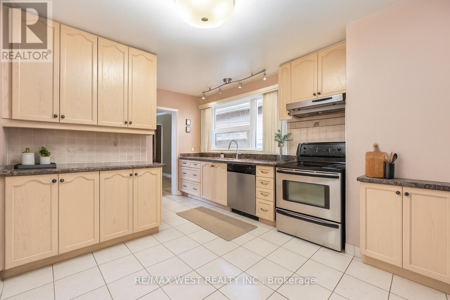 5 Henley Crescent, Toronto, Ontario  M9W 2W8 - Photo 5 - W12596472