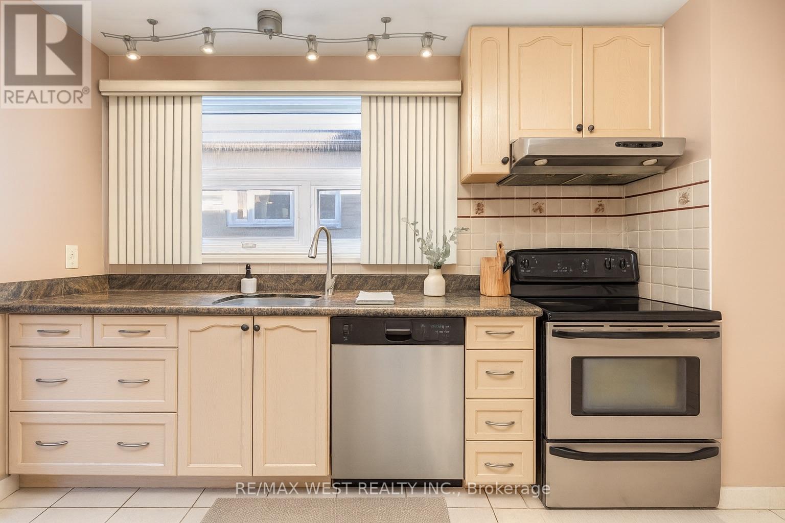 5 Henley Crescent, Toronto, Ontario  M9W 2W8 - Photo 6 - W12596472