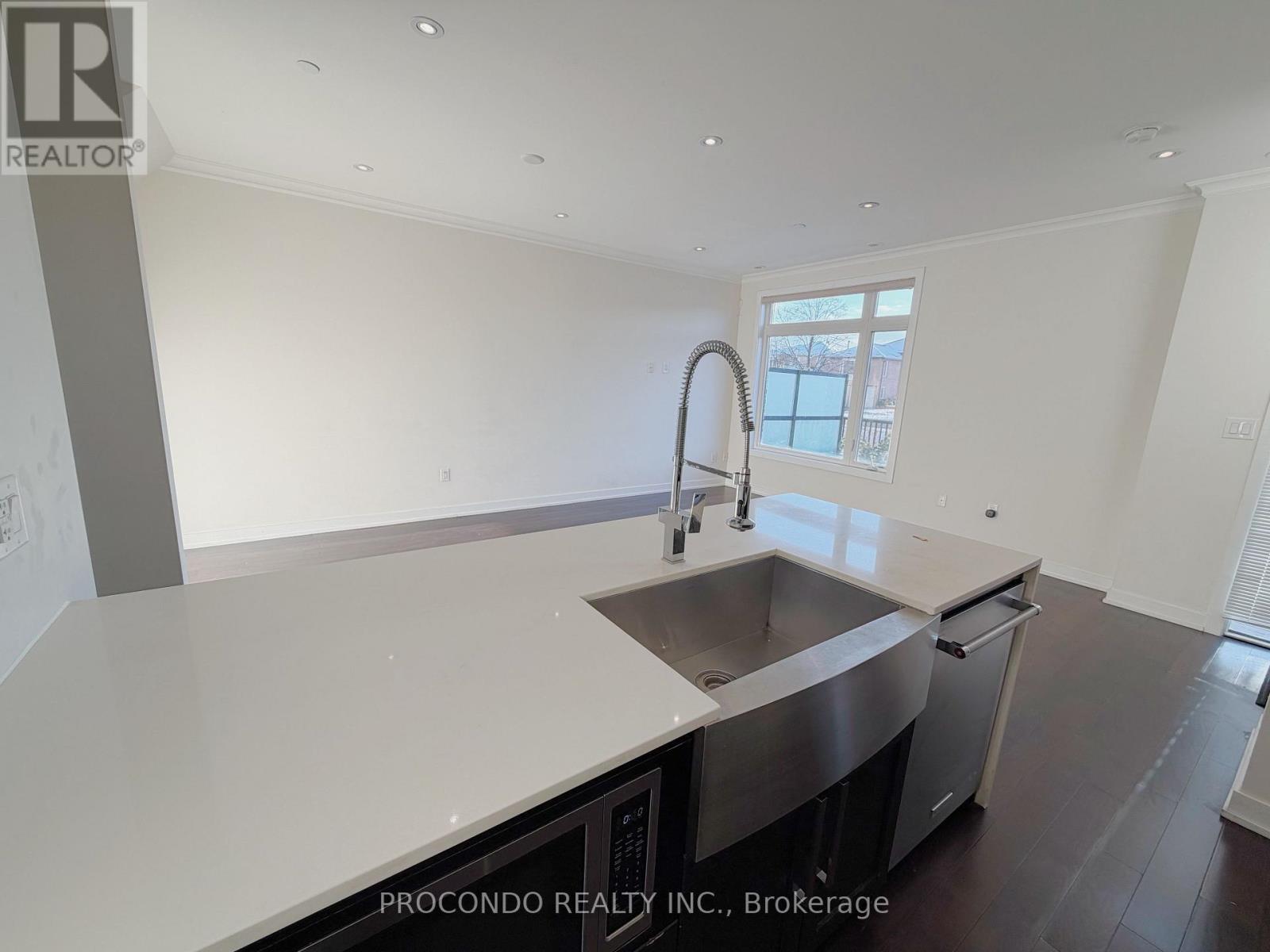 Th10 - 4070 Parkside Village Drive, Mississauga, Ontario  L5B 3M8 - Photo 5 - W12596524