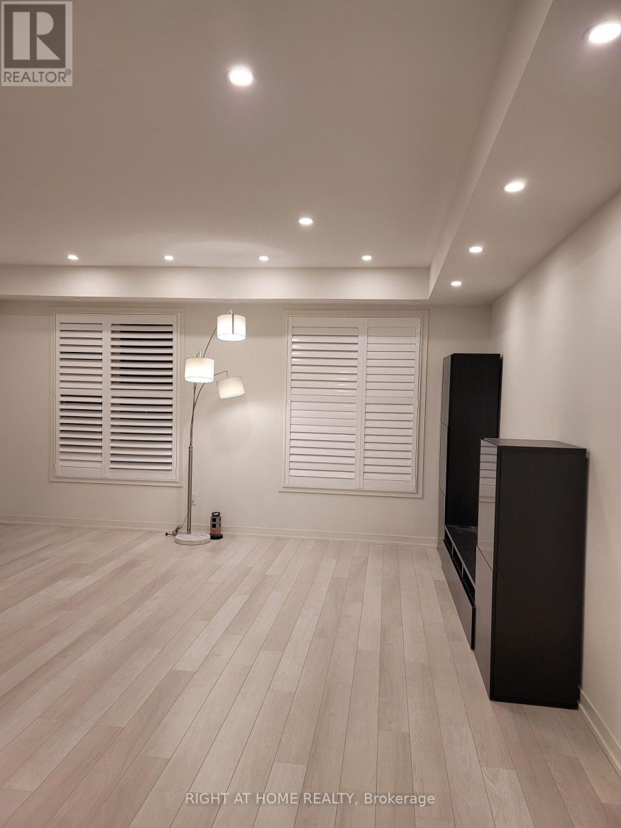 196 Salterton Circle, Vaughan, Ontario  L6A 4Z2 - Photo 4 - N12596556