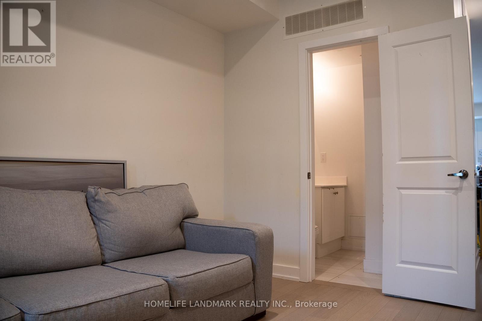 110 William Duncan Road, Toronto, Ontario  M3K 0C7 - Photo 5 - W12596526