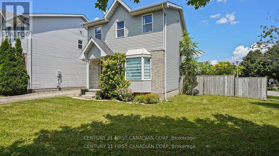 132 Sandy Street, London South, Ontario  N5Z 2C7 - Photo 3 - X12588420