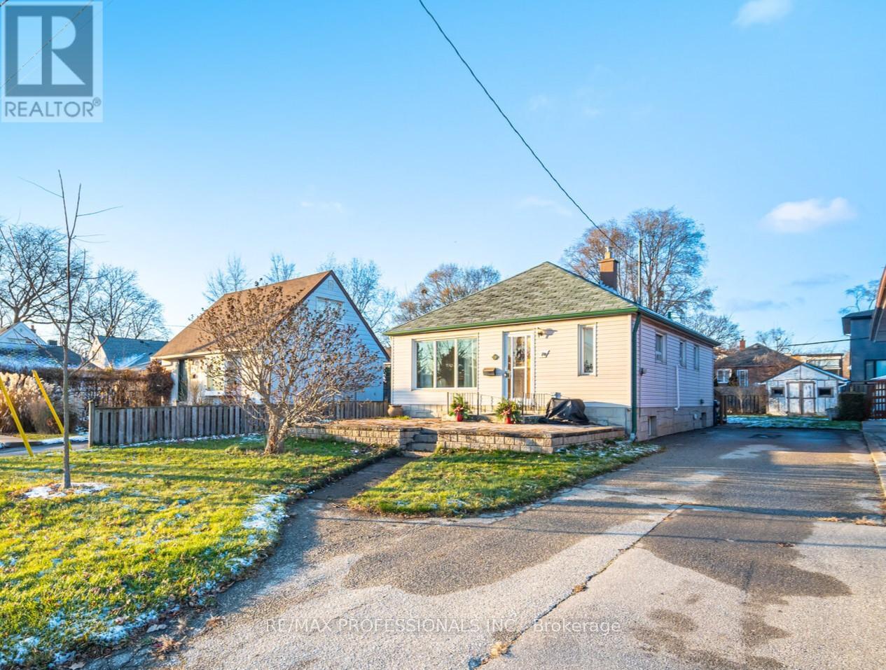 10 AVALON ROAD, Toronto, Ontario