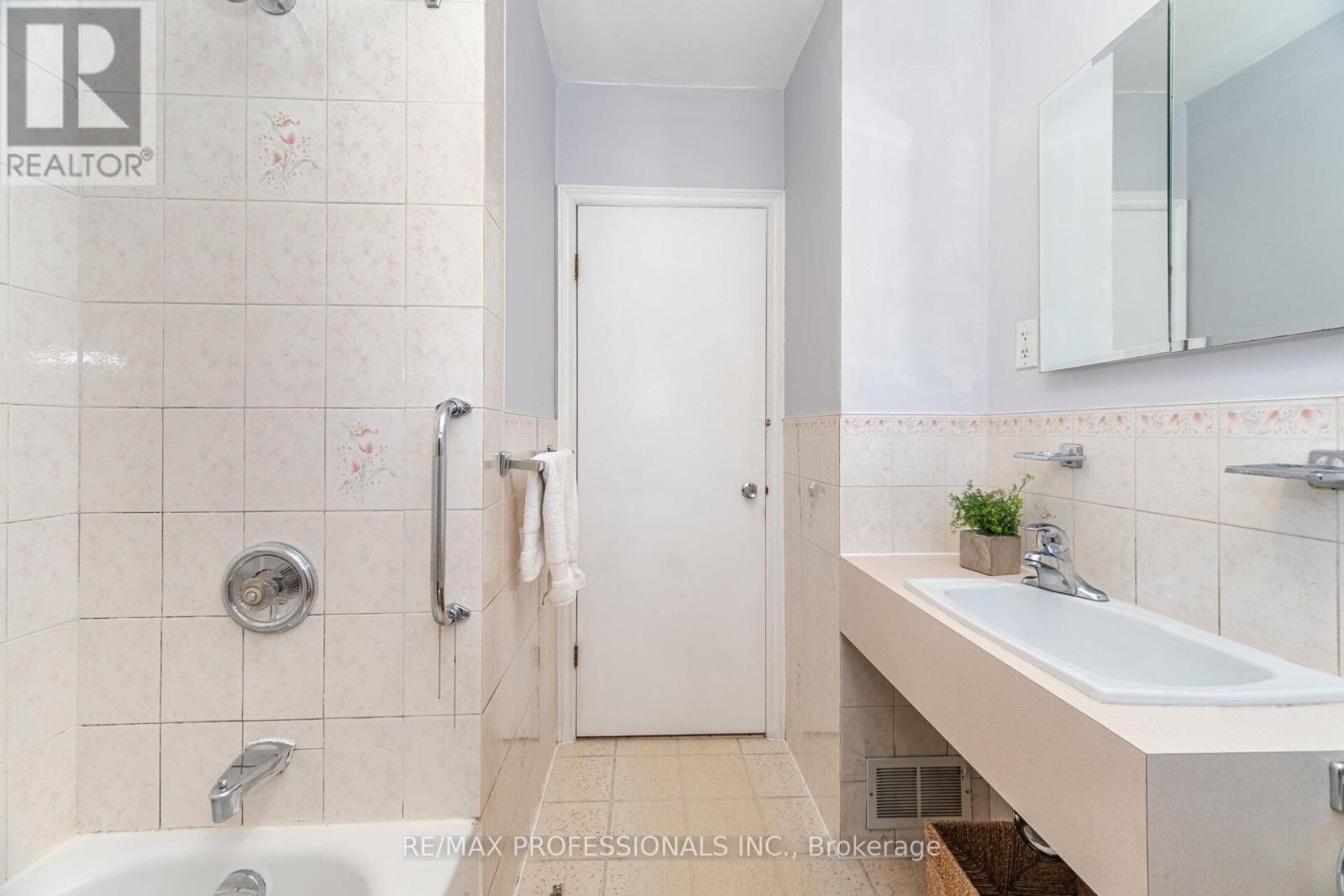 10 Avalon Road, Toronto, Ontario  M8W 2E3 - Photo 15 - W12595472