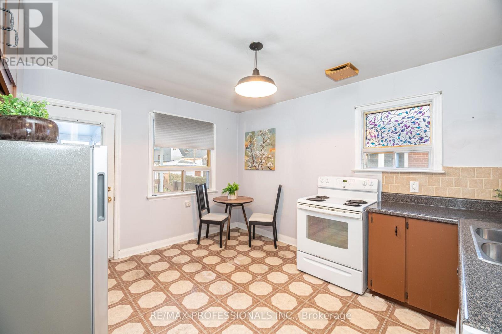 10 Avalon Road, Toronto, Ontario  M8W 2E3 - Photo 10 - W12595472