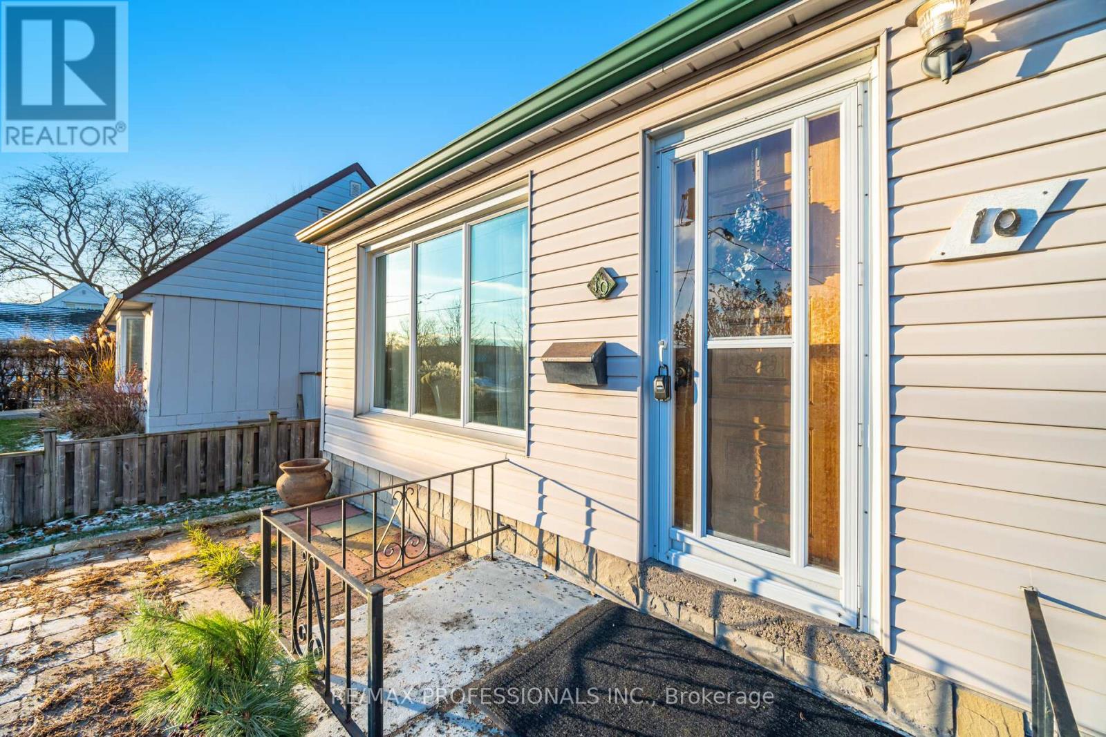 10 Avalon Road, Toronto, Ontario  M8W 2E3 - Photo 4 - W12595472